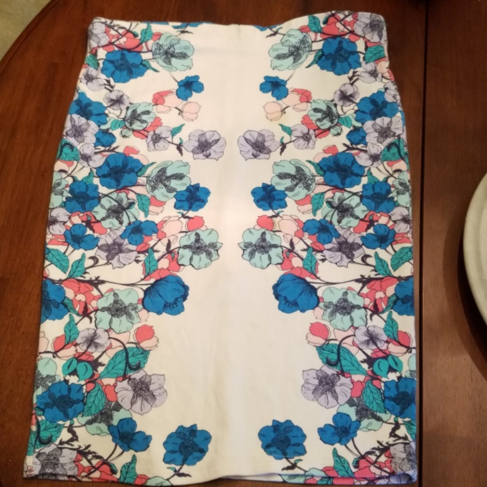 Stretchy floral pencil skirt